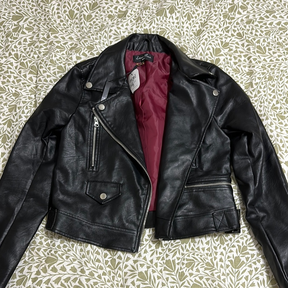 Love Tree Black Leather Jacket with Sleek Design